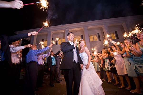 Salida con bengalas - Blog de bodas de Una Boda Original