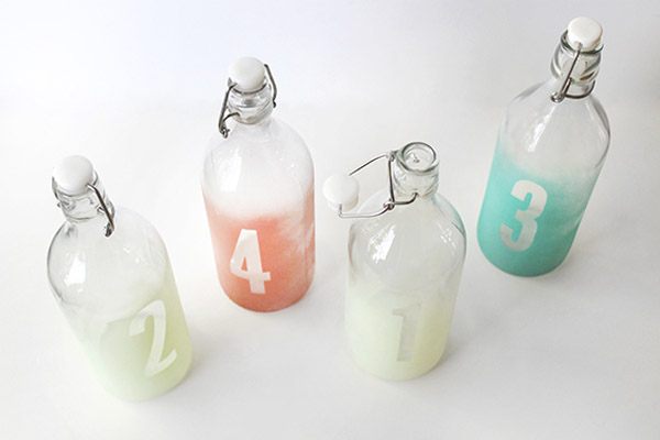 DIY: Números de mesa en botellas de cristal seating_botellas_7_600x400 