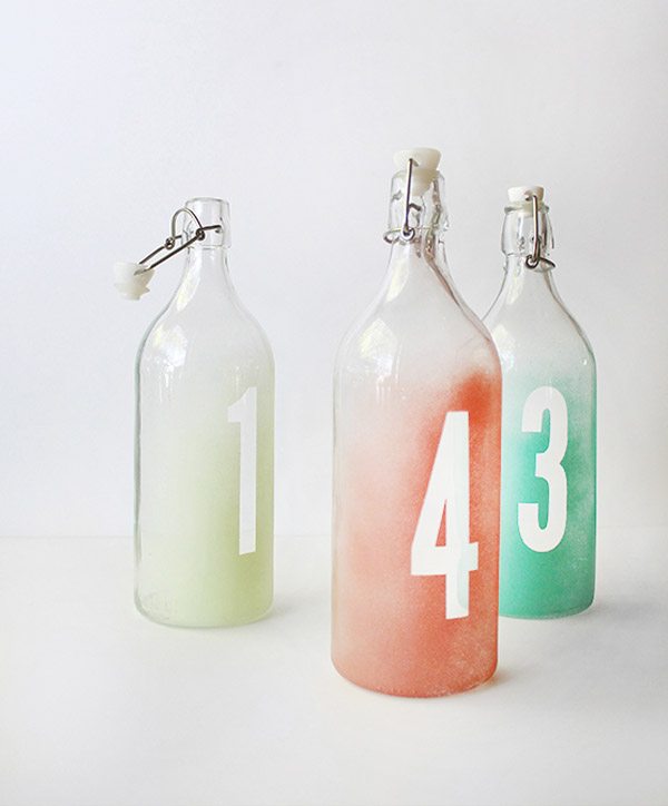 DIY: Números de mesa en botellas de cristal seating_botellas_8_600x724 
