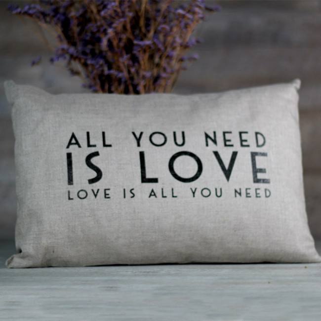 Bodas en invierno almohadon_all_you_need_is_love_2 