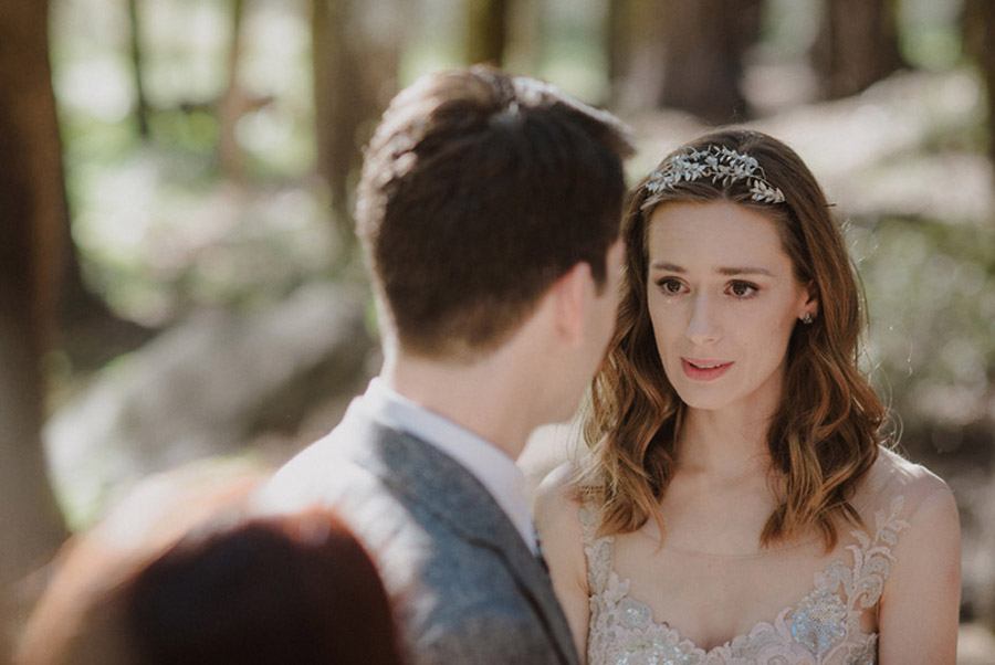 JULIA & JEFFREY: UNA SENCILLA BODA EN EL BOSQUE boda-rustica-novios 