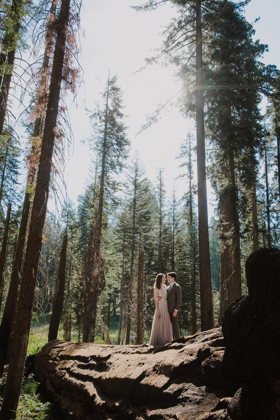 JULIA & JEFFREY: UNA SENCILLA BODA EN EL BOSQUE novios-bosque 