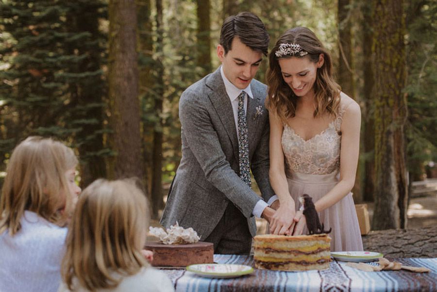 JULIA & JEFFREY: UNA SENCILLA BODA EN EL BOSQUE novios-picnic 