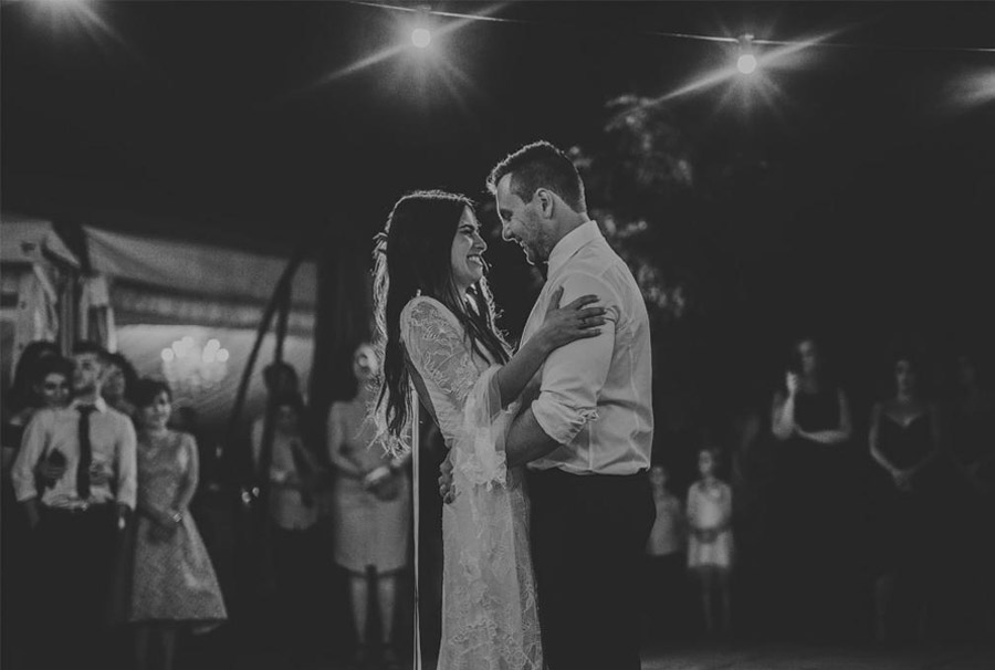 AMY & ADAM: LA CALMA DE LA FELICIDAD baile-boda 