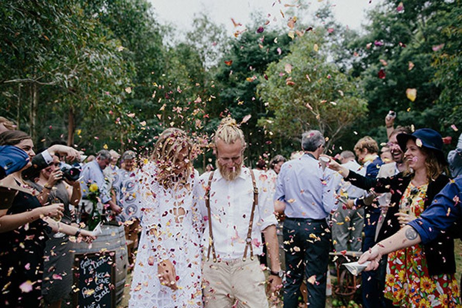 KAT & MICHAEL: UNA BODA JUNTO AL RÍO boho-novios 