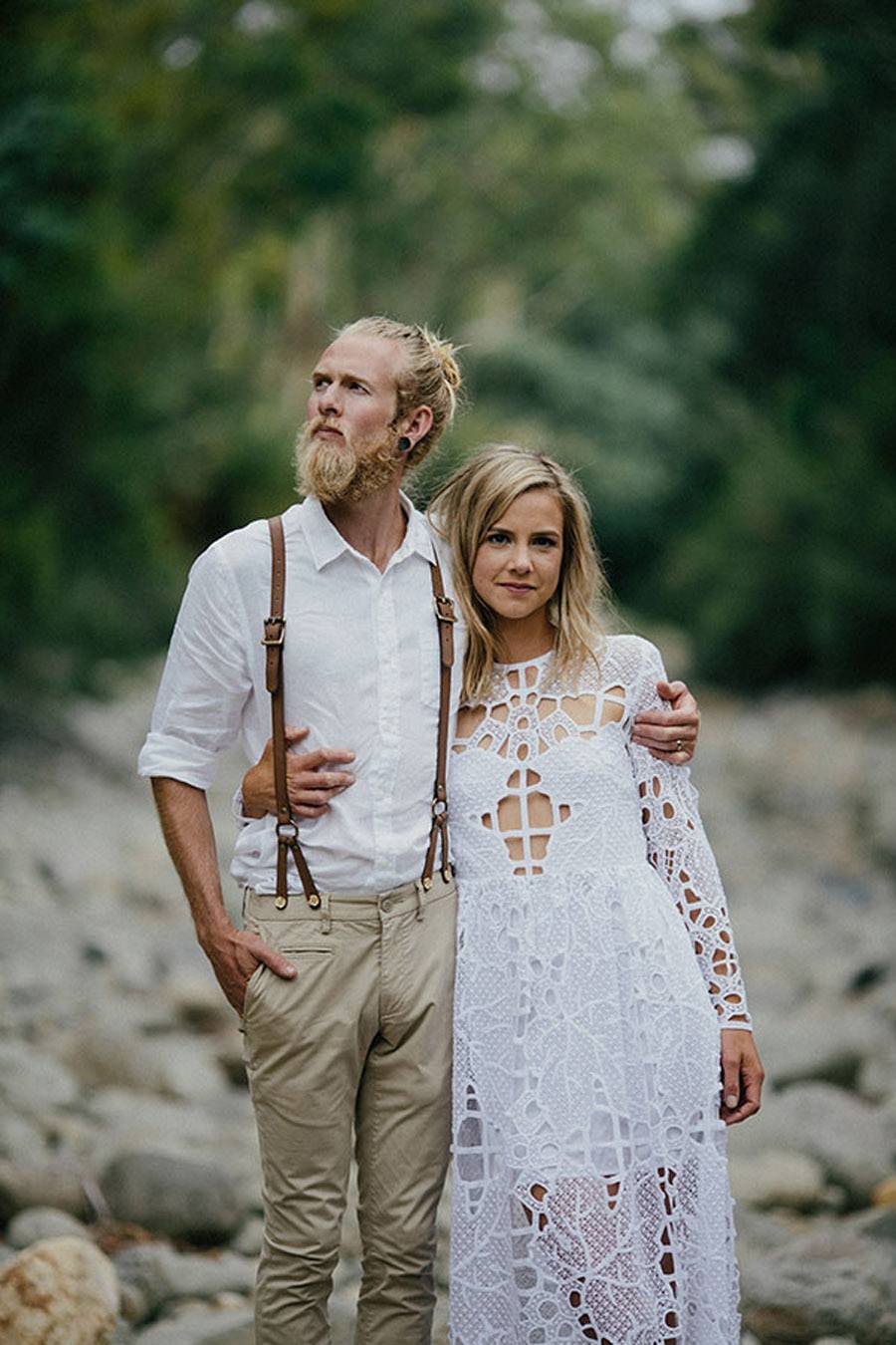 KAT & MICHAEL: UNA BODA JUNTO AL RÍO novios-boho 