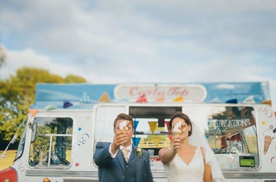 Furgoneta vintage de helados sirviendo a invitados en un evento al aire libre
