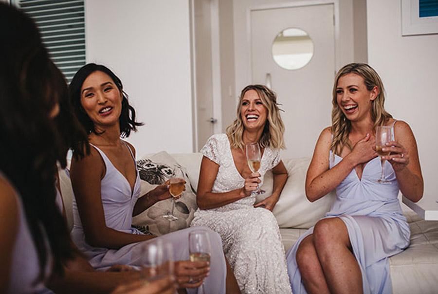 LAURA & BRICE: FELICIDAD amigas-novia 