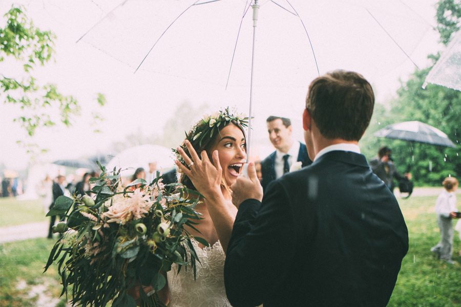 BODA LLUVIOSA, NOVIA DICHOSA paraguas-novios 