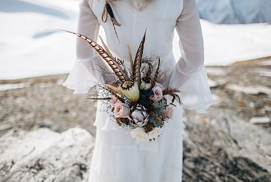 SESIÓN DE BODA EN ALTA MONTAÑA ramo-novia-invierno 