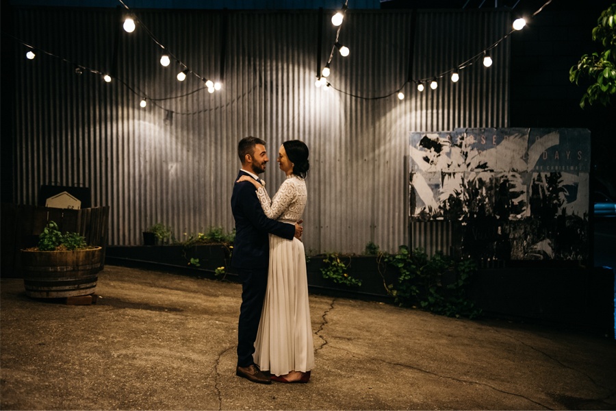 NATASHA & RAMON: ROMÁNTICA BODA EN UN ESPACIO SINGULAR novios-baile 