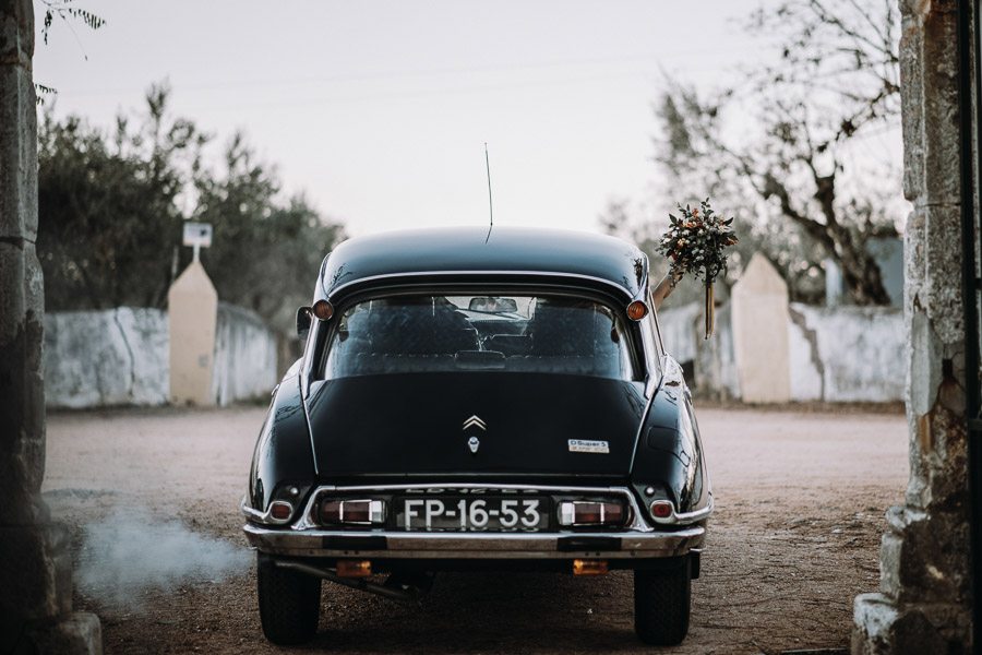 UNA BODA ÍNTIMA EN PORTUGAL coche-boda 