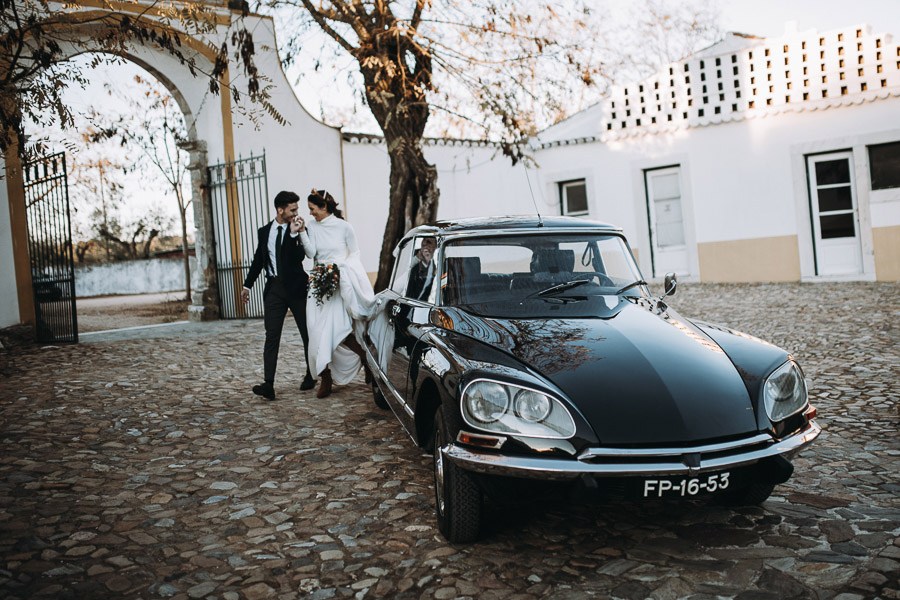 UNA BODA ÍNTIMA EN PORTUGAL coche-novios 