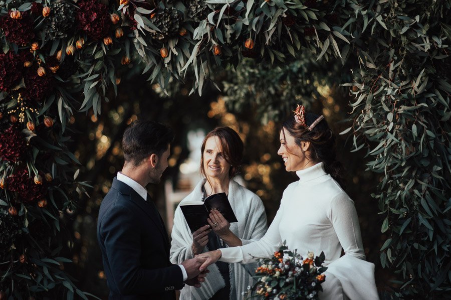 UNA BODA ÍNTIMA EN PORTUGAL novios-altar 