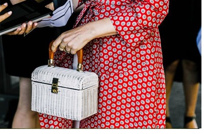 BOLSOS DE PAJA PARA INVITADAS bolso-mimbre-perfecta-invitada 