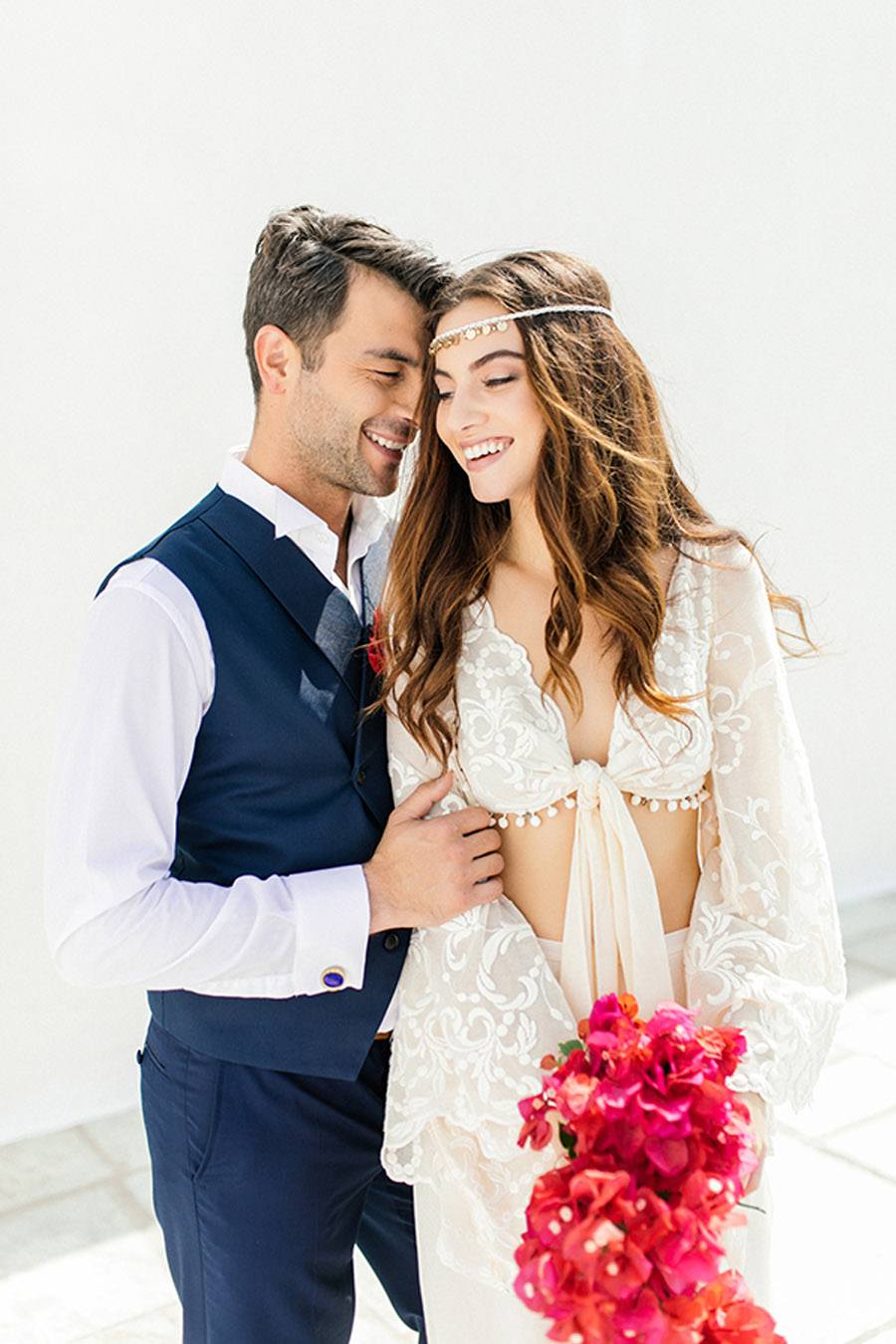 UNA BODA GRIEGA JUNTO AL MAR novios-boho 