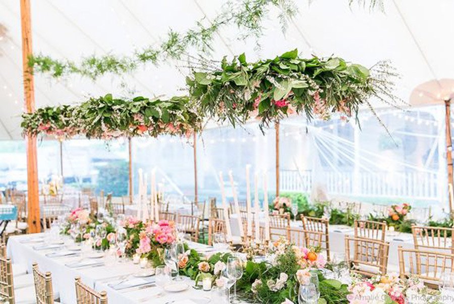 INSPIRACIÓN: CANDELABROS DE FLORES SUSPENDIDOS boda-candelabro-flores 