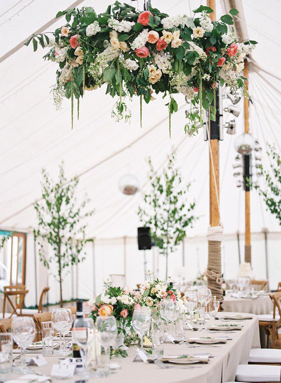 INSPIRACIÓN: CANDELABROS DE FLORES SUSPENDIDOS bodas-candelabros-flores 