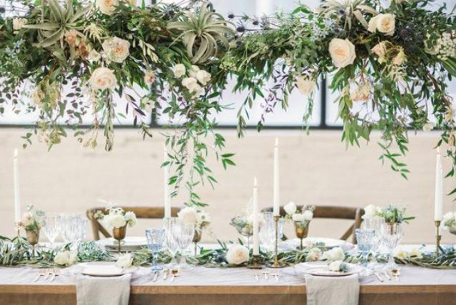 inteligente Amedrentador Mareo INSPIRACIÓN: CANDELABROS DE FLORES SUSPENDIDOS - Blog de bodas de Una Boda  Original