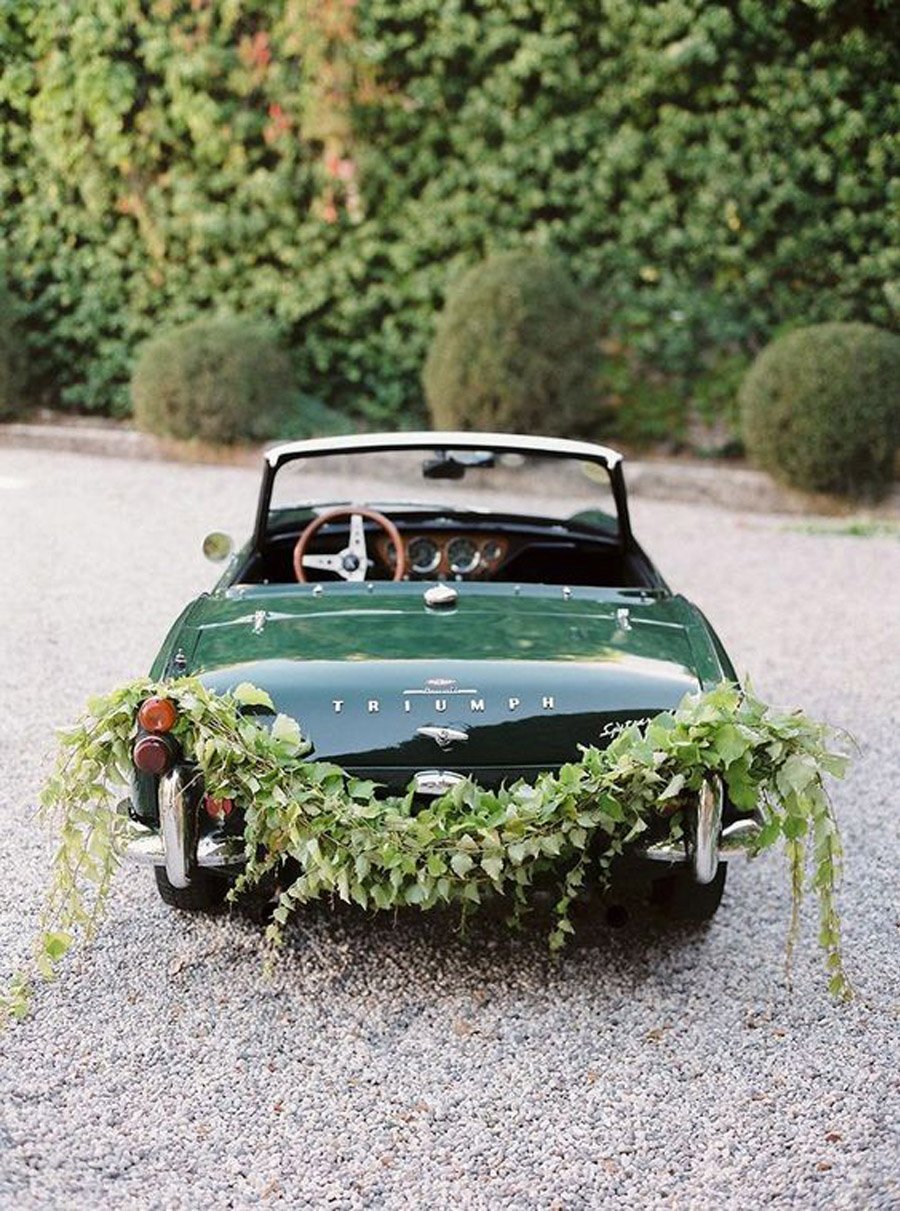 AMOR SOBRE RUEDAS novios-coche 