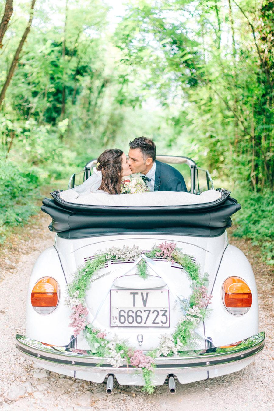 LIALA, ANDREAS Y SU PRECIOSA BODA ITALIANA coche-novios 