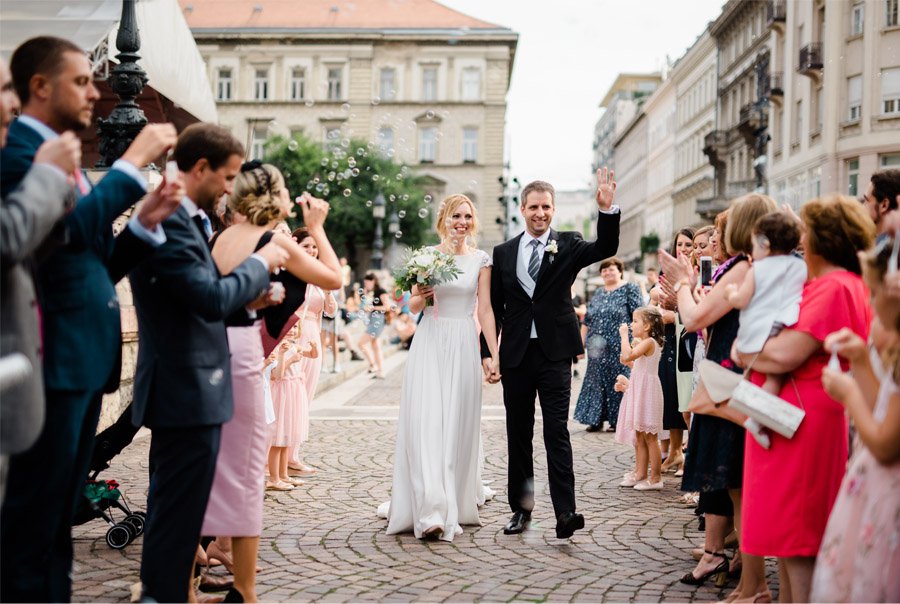 JULIO & ANITA: ROMÁNTICA BODA EN BUDAPEST salida-novios 