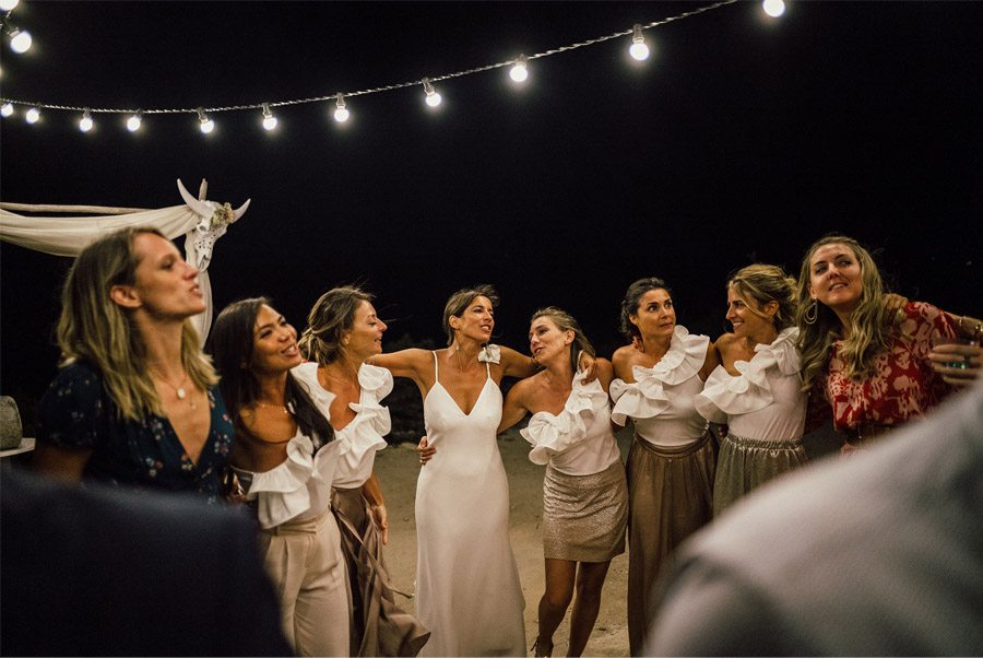 MARIE & JULES: DE NAMIBIA A FORMENTERA (PARTE II) baile-amigas-novia 