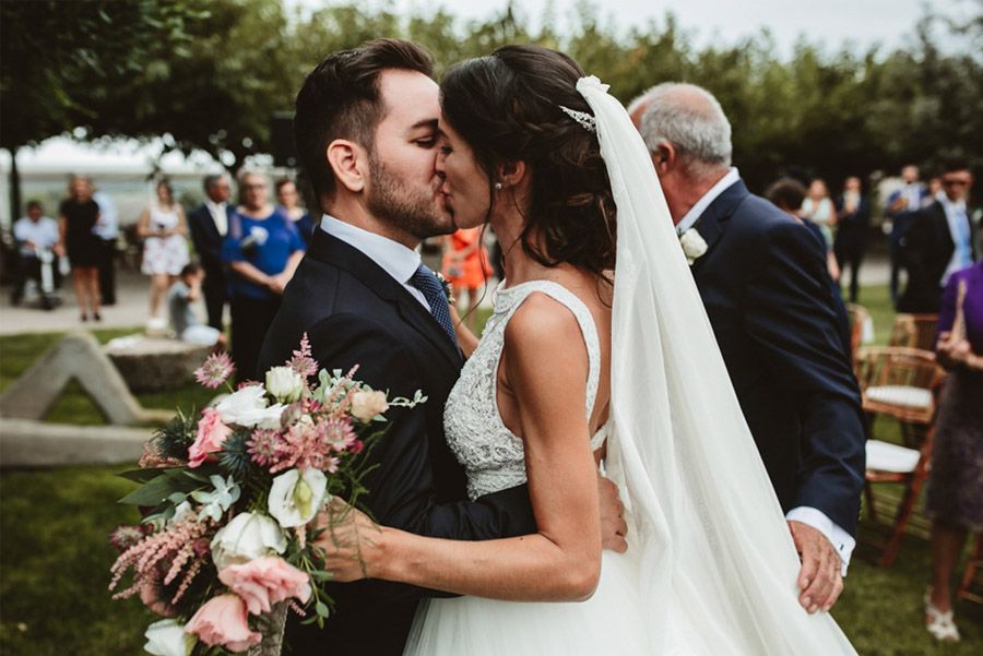 SARA & RAMÓN: UNA BODA LLENA DE SORPRESAS beso-novios 