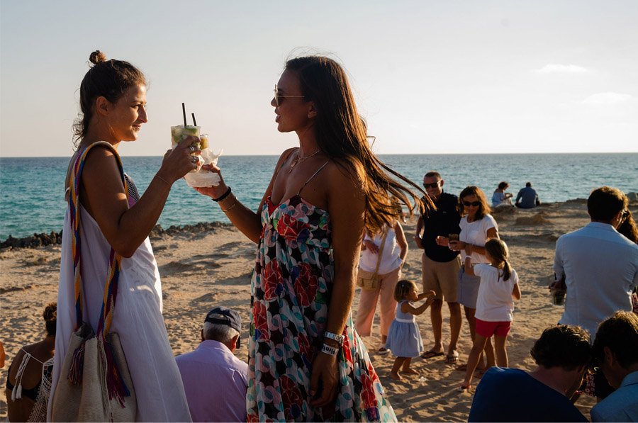 MARIE & JULES: DE NAMIBIA A FORMENTERA (Parte I) brindis-invitados 