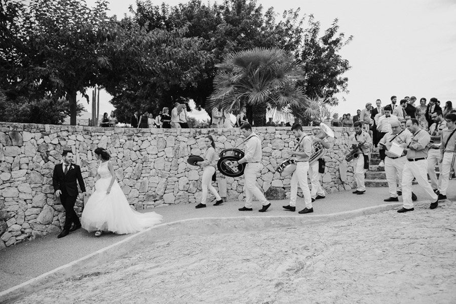 SARA & RAMÓN: UNA BODA LLENA DE SORPRESAS charanga-boda 