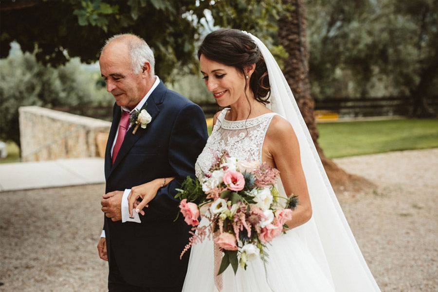 SARA & RAMÓN: UNA BODA LLENA DE SORPRESAS entrada-novia 