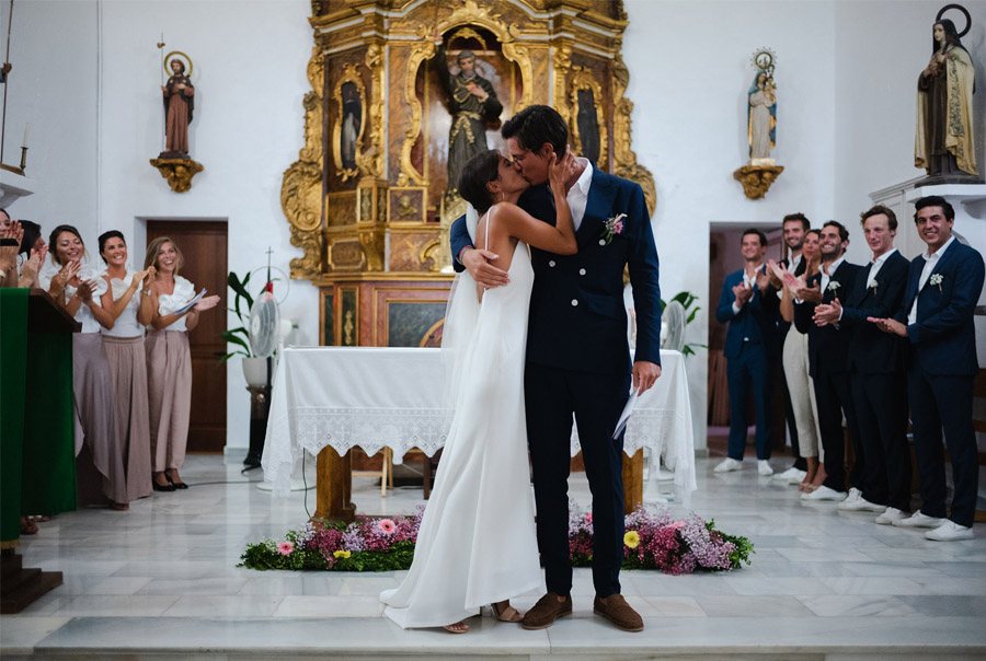 MARIE & JULES: DE NAMIBIA A FORMENTERA (Parte I) iglesia-novios 