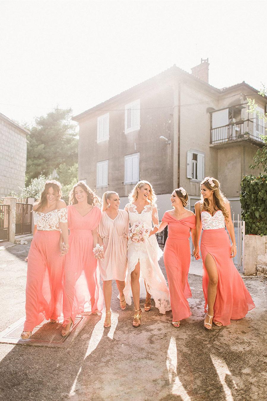 LIVING CORAL PARA LAS BODAS DE 2019 invitadas-living-coral 