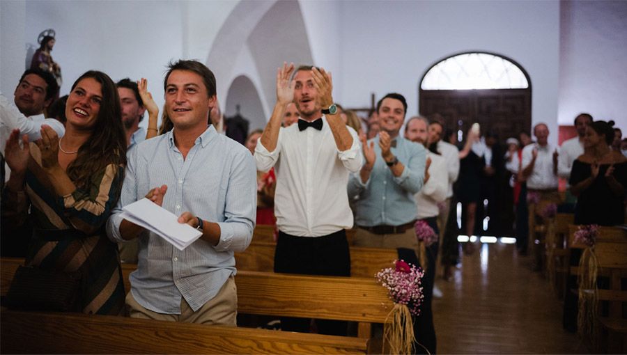 MARIE & JULES: DE NAMIBIA A FORMENTERA (Parte I) invitados-boda-religiosa 