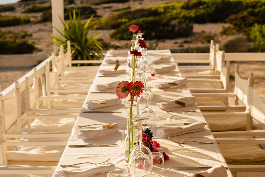 MARIE & JULES: DE NAMIBIA A FORMENTERA (PARTE II) mesa-boda-formentera 