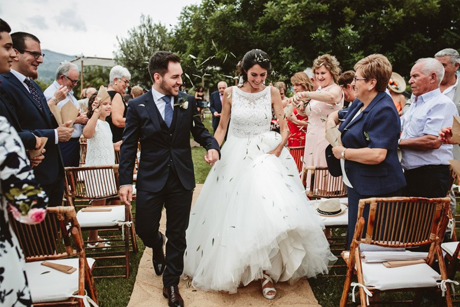 SARA & RAMÓN: UNA BODA LLENA DE SORPRESAS salida-novios 