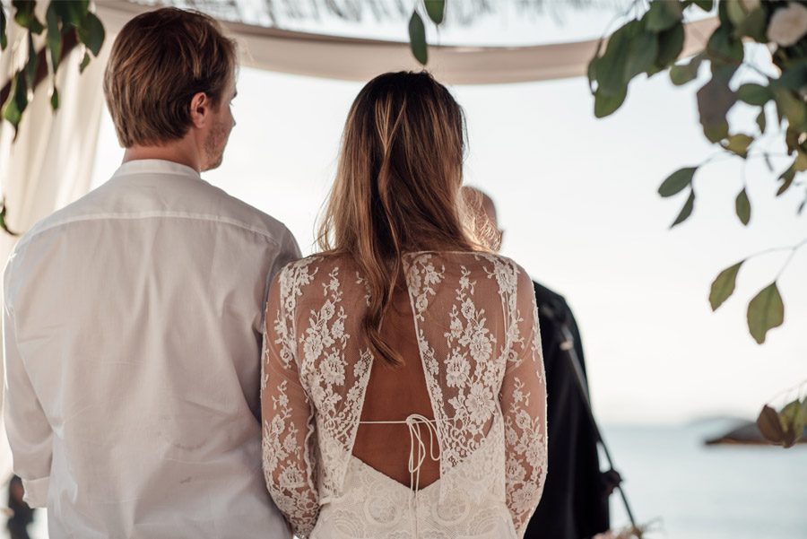 CAROLE & TARAS: DE SUIZA AL MEDITERRÁNEO boda-playa-ceremonia 