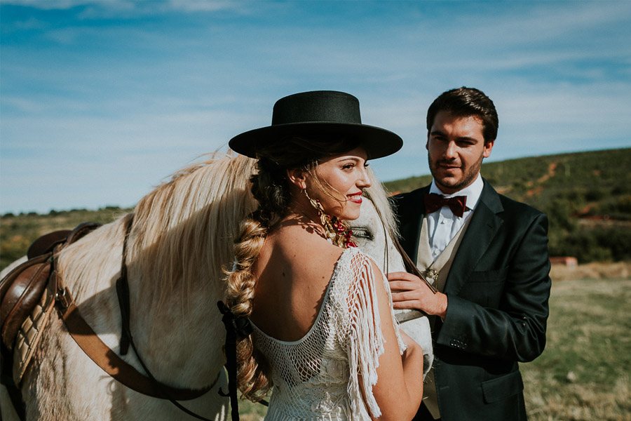 LAS COSAS DEL QUERER caballo-novios 