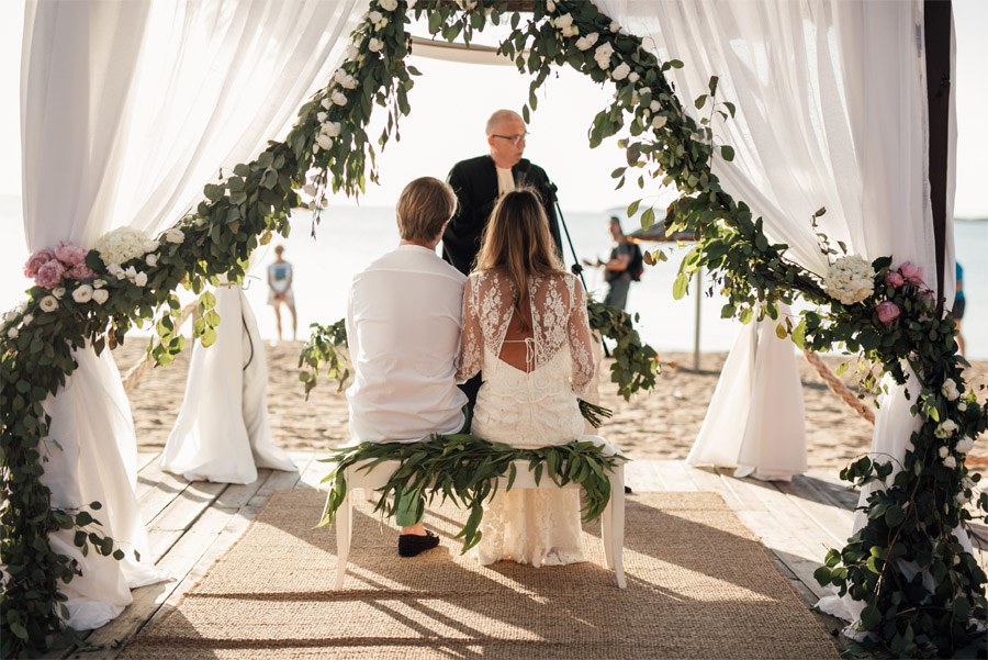 CAROLE & TARAS: DE SUIZA AL MEDITERRÁNEO ceremonia-boda-playa 