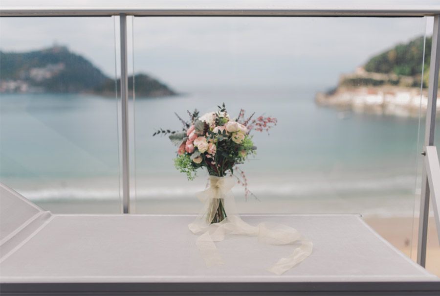 DAVID & ANDREA: DESTINATION ELOPEMENT WEDDING EN SAN SEBASTIÁN ramo-novia 