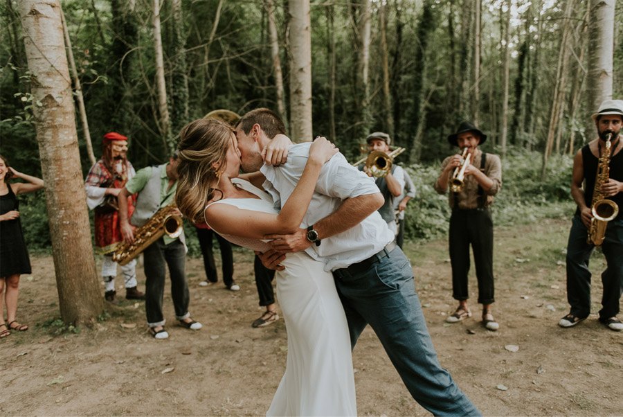 ELISABET, ALBERT Y SU DIVERTIDA BODA DE FIESTA MAYOR beso-novios 