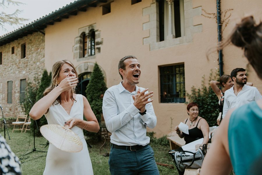 ELISABET, ALBERT Y SU DIVERTIDA BODA DE FIESTA MAYOR fotos-novios 