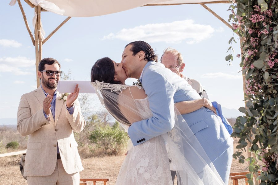 VALENTINA & OMAR: SAFARI WEDDING beso-novios-1 