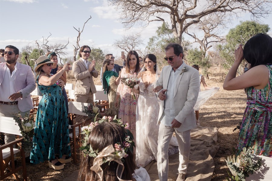 VALENTINA & OMAR: SAFARI WEDDING entrada-novia 