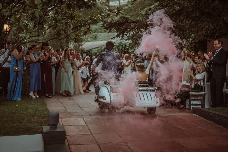 GERARD & YOLANDA: PENGUINS WEDDING novios-vespa 