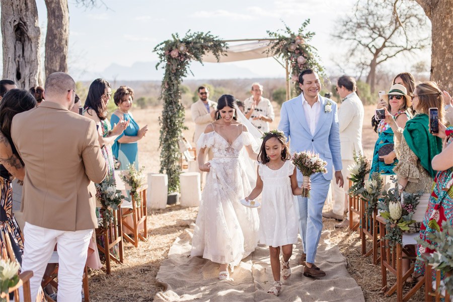 VALENTINA & OMAR: SAFARI WEDDING salida-novios-2 
