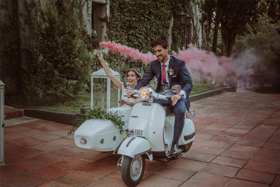 GERARD & YOLANDA: PENGUINS WEDDING vespa-novios 