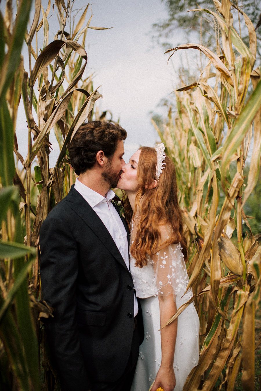 CLARA & TOMMY: BODA EN EL EMPORDÀ beso-novios-1 