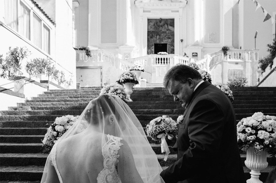 GEA & VALERIO: BODA EN NÁPOLES entrada-iglesia 