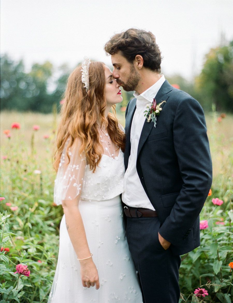 CLARA & TOMMY: BODA EN EL EMPORDÀ novio-beso 